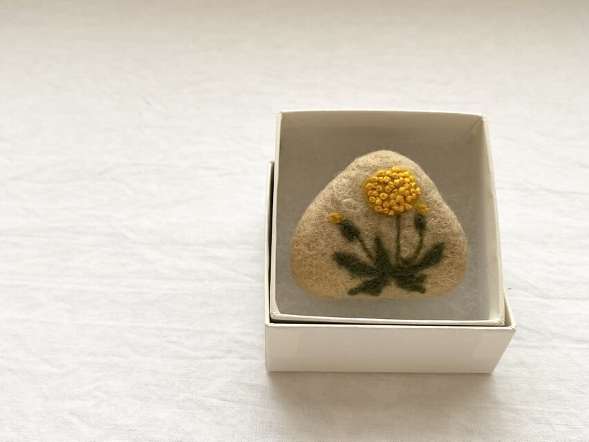 どんぐり染めの刺繍ブローチ/ たんぽぽ