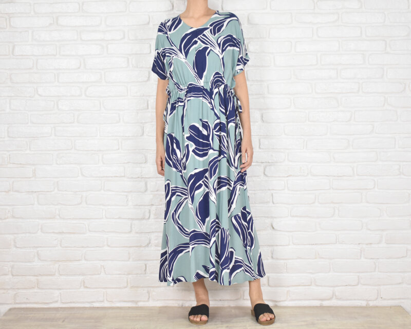 夏の大人のリラックススタイルに。涼しげなボタニカル柄ワンピース　ブルー