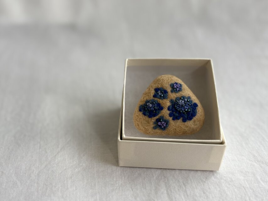 どんぐり染めの刺繍ブローチ/ 山紫陽花