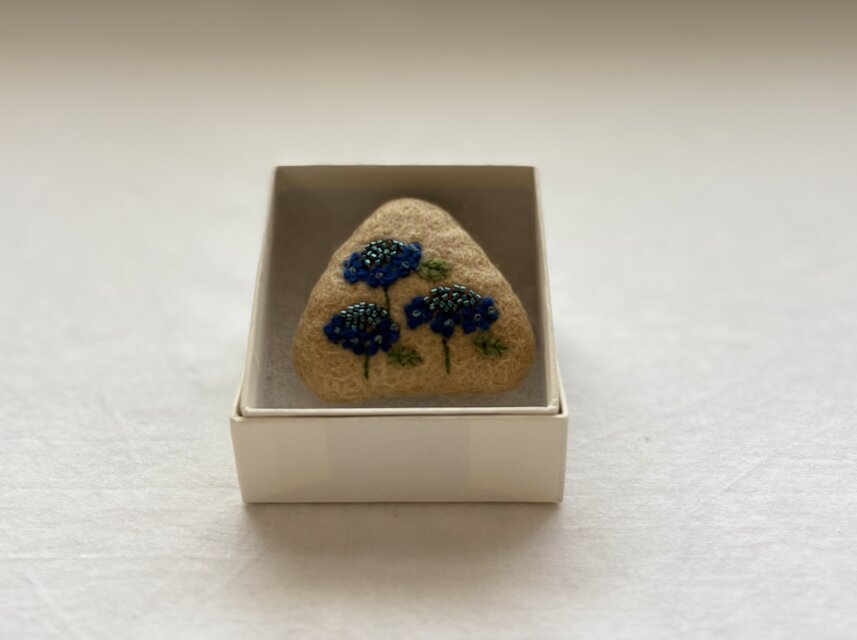 どんぐり染めの刺繍ブローチ/ 山紫陽花 | iichi 日々の暮らしを