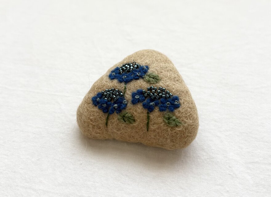 どんぐり染めの刺繍ブローチ/ 山紫陽花 | iichi 日々の暮らしを