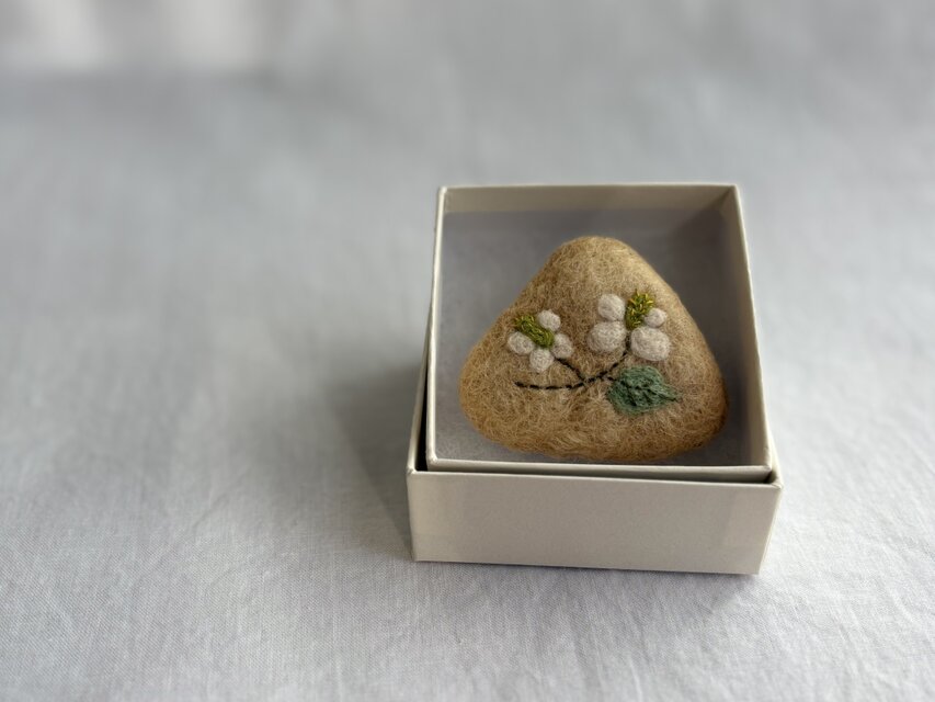 どんぐり染めの刺繍ブローチ/ どくだみ