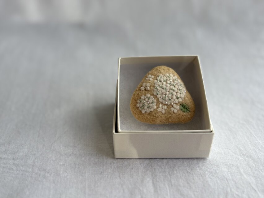 どんぐり染めの刺繍ブローチ/ アナベル