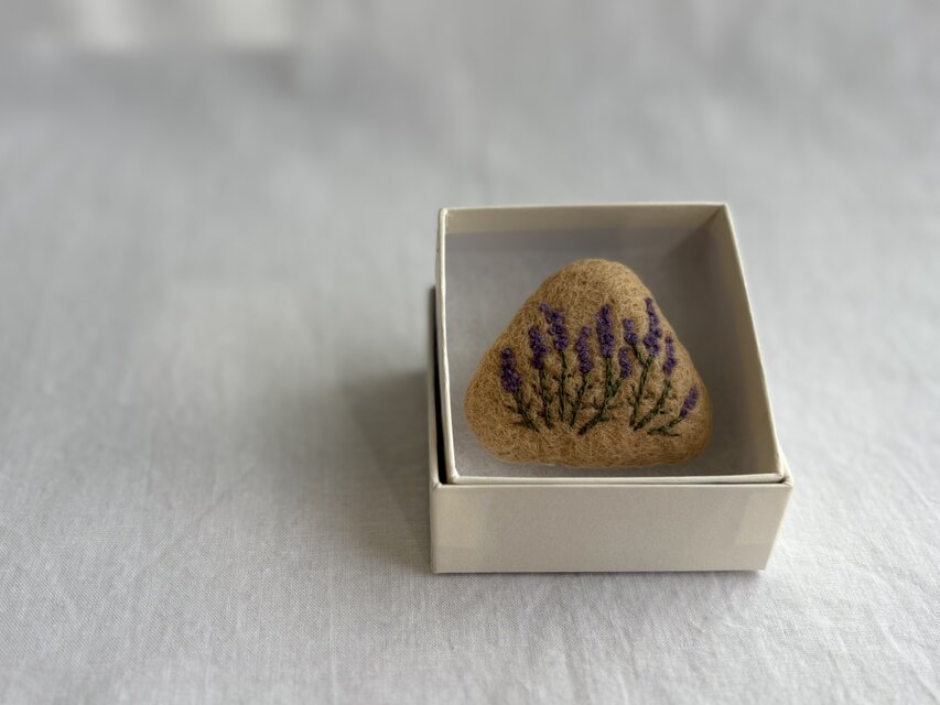 どんぐり染めの刺繍ブローチ/ ラベンダー