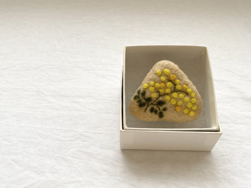 どんぐり染めの刺繍ブローチ/ ミモザ