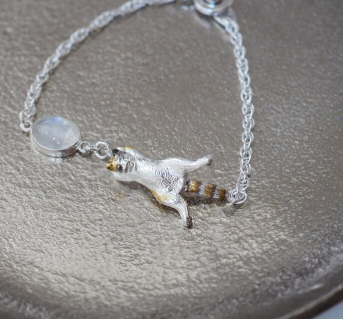 爪が引っかかった白猫のブレスレット レインボームーンストーン