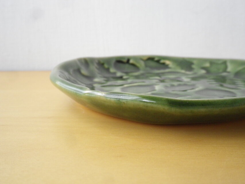 葉っぱ模様の小皿＊緑 | iichi 日々の暮らしを心地よくする
