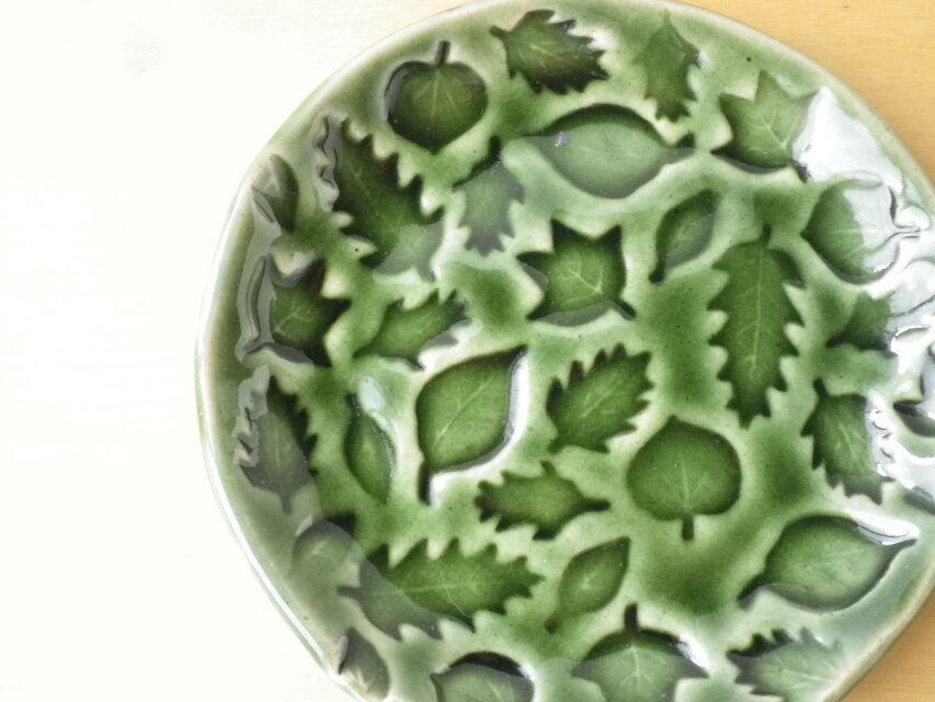 緑色の葉っぱデザイン皿5枚セット 葉っぱ模様の小皿*緑 | iichi 緑色の葉っぱデザイン皿5枚セット 葉っぱ模様の小皿*緑 | iichi