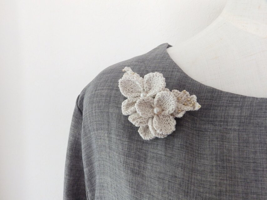 ニット・薄グレーの花のブローチ