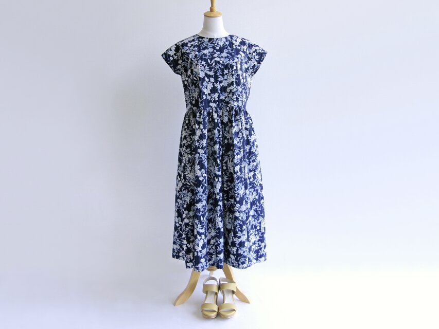 花のワンピース＊White＆Blue  Flowers(国産コットン・リップル生地・クルーネックタイプ)受注製作