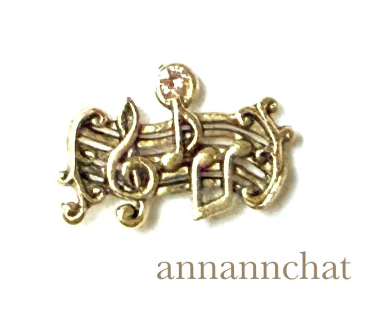 【アメリカ製　音楽　楽譜　swarovski付き　ピンブローチ】