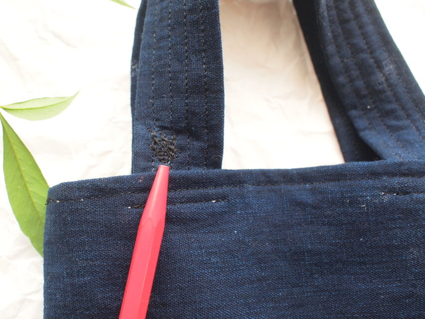 アイヌ文様 ぐるりと刺繍 明治の藍染め生地と柿渋染糸で仕立てたバッグ