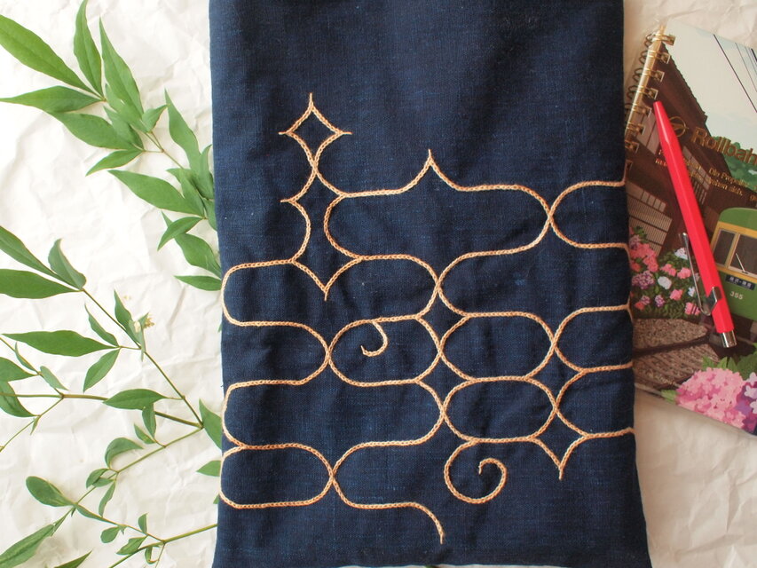 アイヌ文様 ぐるりと刺繍 明治の藍染め生地と柿渋染糸で仕立てたバッグ