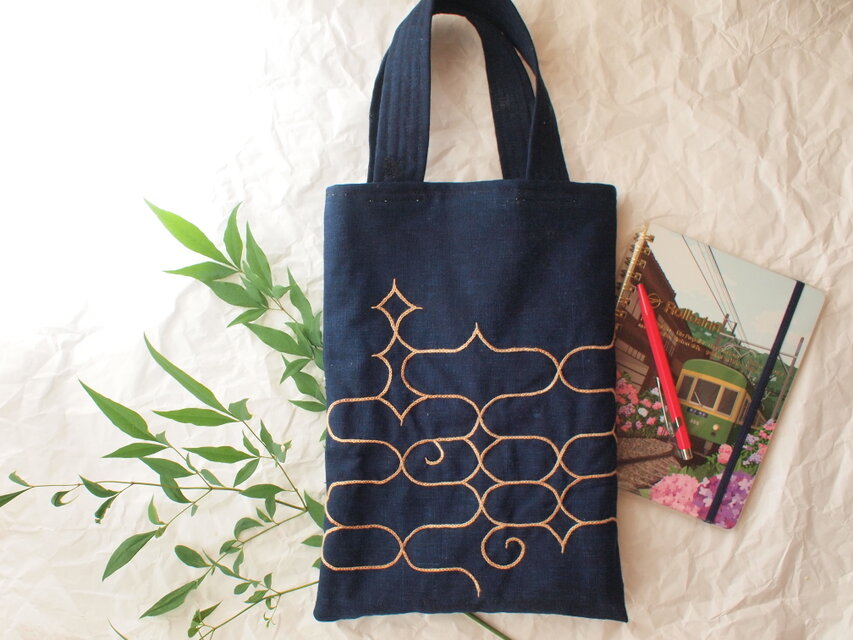 アイヌ文様 ぐるりと刺繍 明治の藍染め生地と柿渋染糸で仕立てた