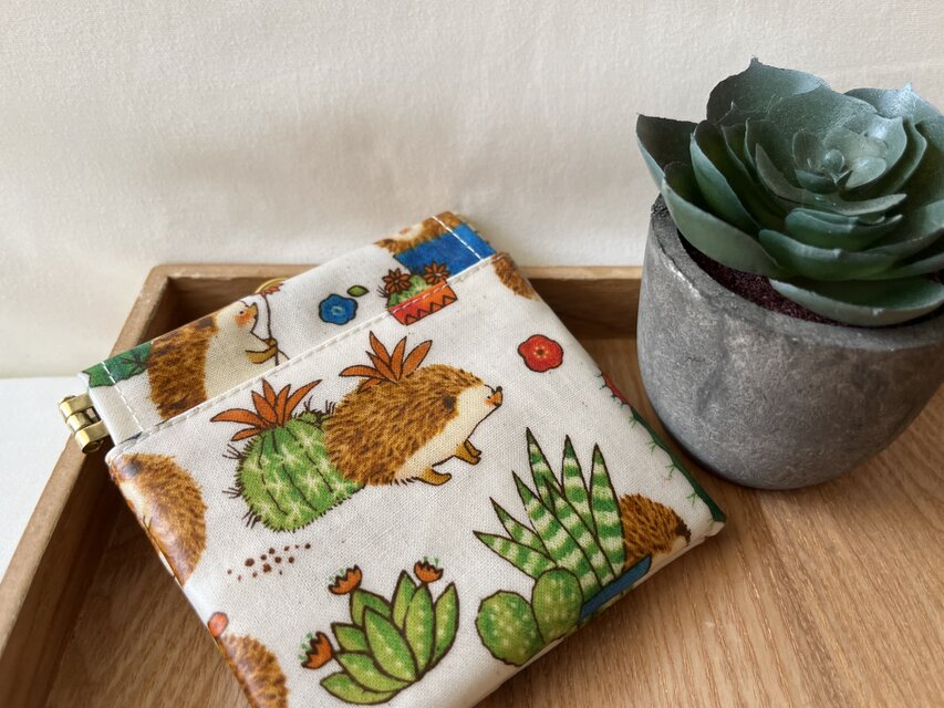 バネ口ラミネートポーチ　サボテンとハリネズミ