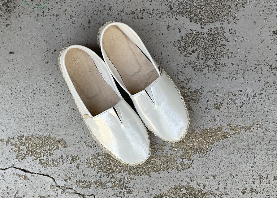陽ざしに映える、シルキーな白。夏の軽やかスリッポン