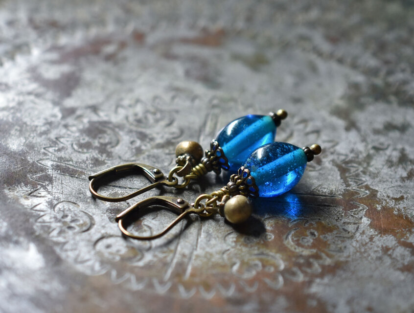 コバルトヴィンテージビーズと民族鈴のピアス