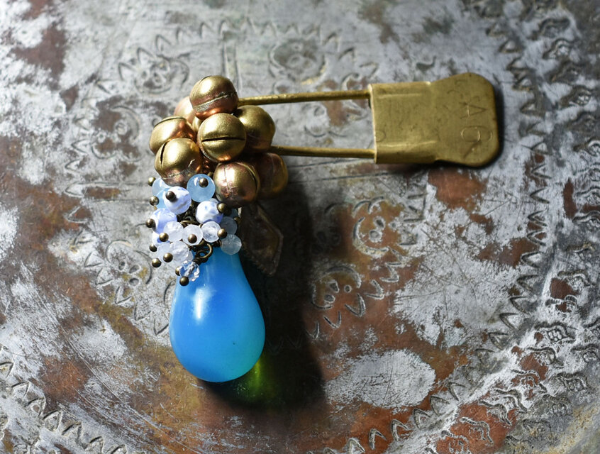 勿忘草色ウエディングビーズとたわわな鈴＆ストーンビーズ、アフガンパーツのランドリーピンブローチ