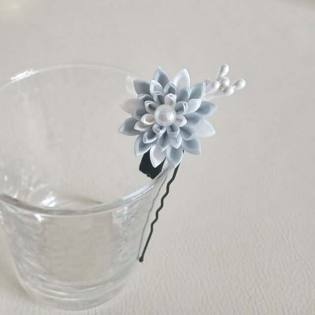 清楚な花のフォーマル髪飾り　つまみ細工　Uピン　結婚式、成人式、卒業式、入学式