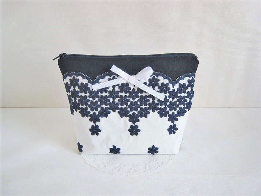 スカラップレース生地のエレガントポーチ（ネイビー）