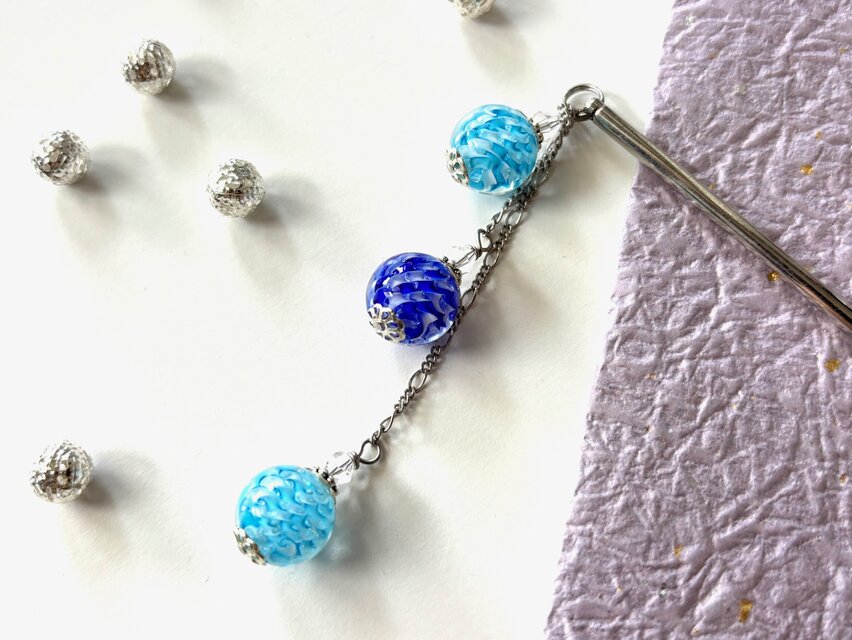 かんざし　青と水色の渦巻き模様のとんぼ玉３連B　一本挿し　一本簪　涼しげ　夏　青　紺のコピー