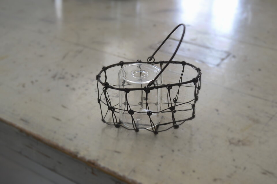 小さな小さなワイヤー籠　ガラス落とし付き　一輪挿し