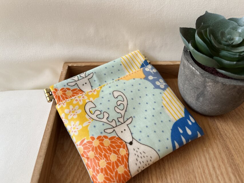 バネ口ラミネートポーチ　不思議な森　シカ