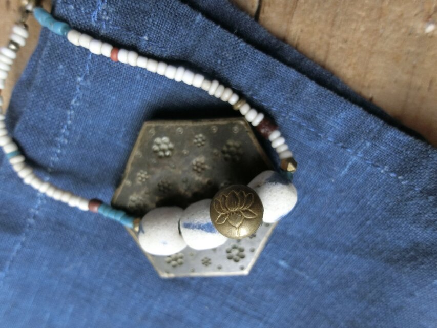 ＊happy price＊とらいばるなブレス。@アフリカの再生玉＋古いロータスボタン＋少数民族の古いビーズ２種＋ジャワビーズ