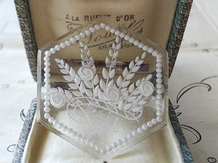 フランスヴィンテージ　薔薇のブーケ　Luciteブローチ