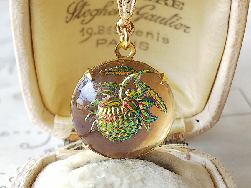 ヴィンテージ　①野イチゴのインタリオ（黄緑～ピンク）ネックレス