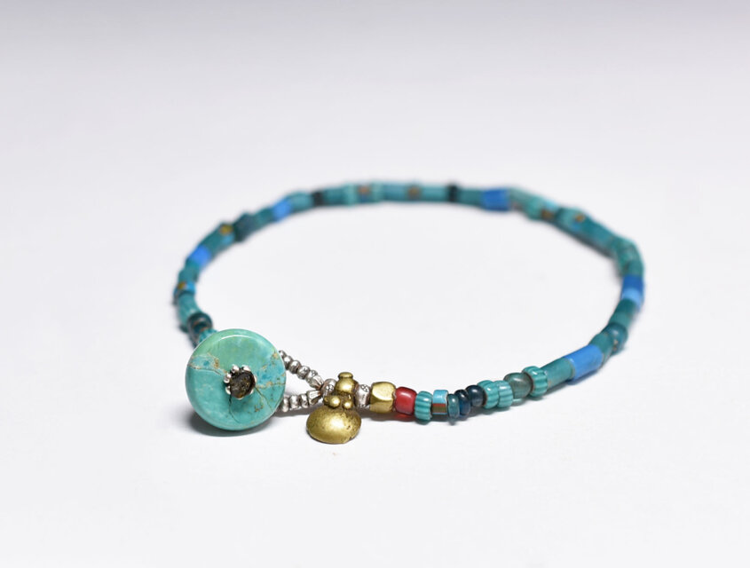 多彩ブルーアンティークホワイトハーツ＆シェブロンビーズのブレス