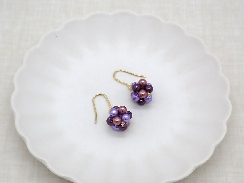 カラーパールのビーズボールピアス／イヤリング【ブルーベリー】
