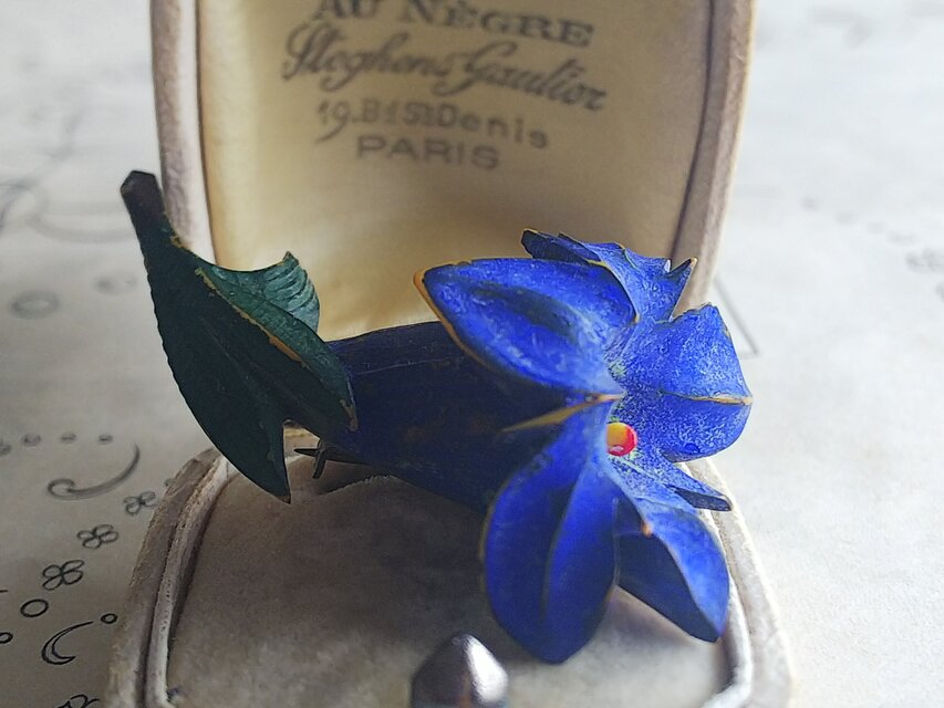 ヴィンテージ　青いリンドウの花／アルプス　ベークライト製ブローチ