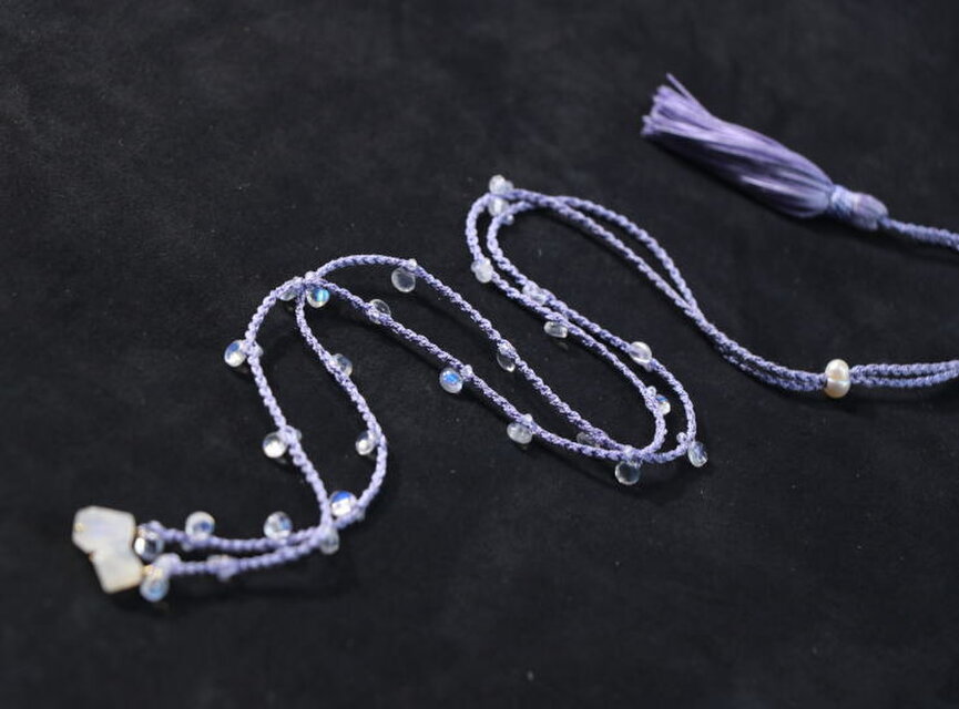 ムーンストーンと絹のラリエットネックレス