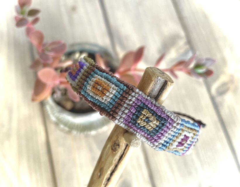 パッチワークの様なマクラメブブレスレット