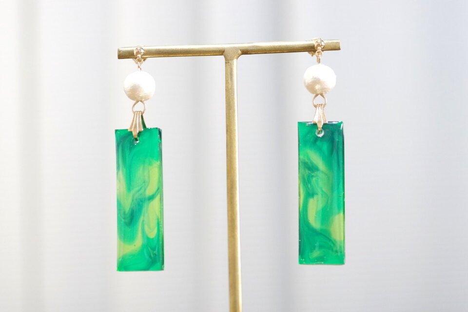 レジンアート　長方形のプレートとコットンパールのピアス〈柔らかな祈り〉