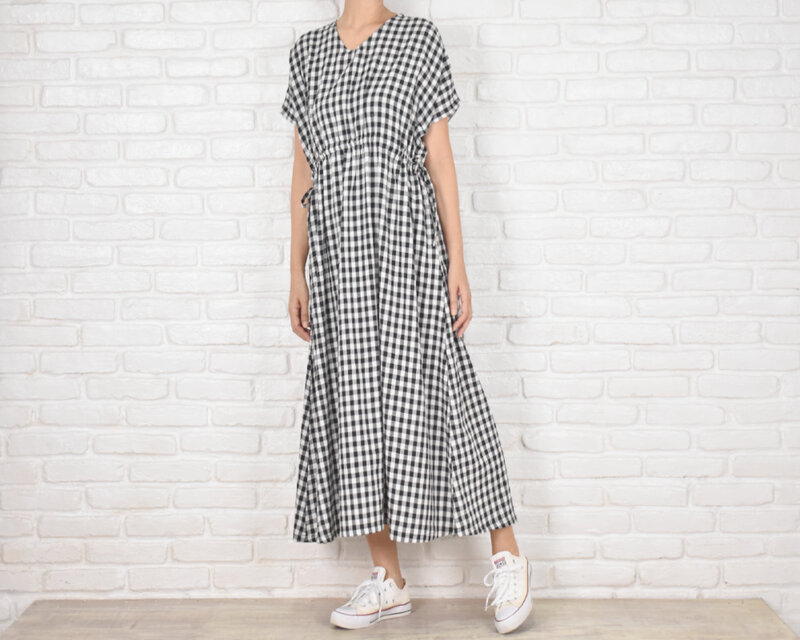 ふわりと心地よい、コットン素材のチェック柄Vネックワンピース　ギンガムチェック　＜ブラック＞