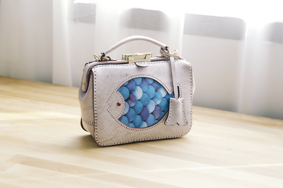 【深海魚】がま口バッグ 本革手作りのレザーショルダーバッグ 総手縫い　手持ち 肩掛け 2WAY 鞄　大