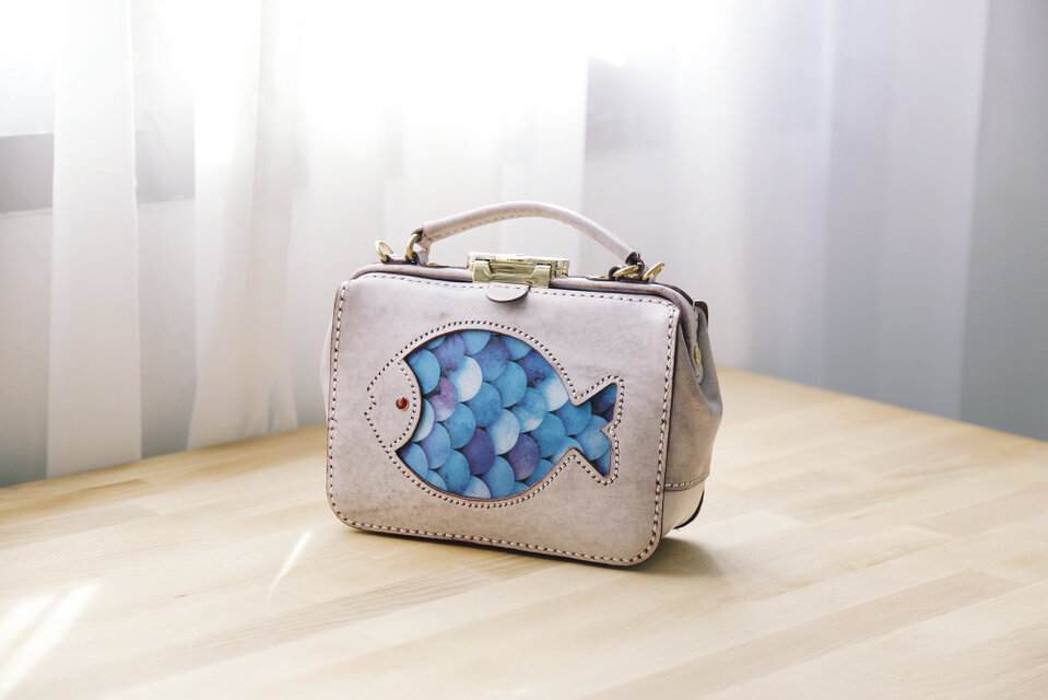 深海魚】がま口バッグ 本革手作りのレザーショルダーバッグ 総手縫い
