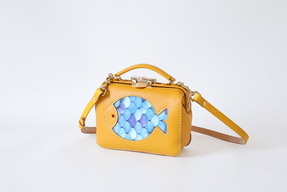 【深海魚】がま口バッグ 本革手作りのレザーショルダーバッグ 総手縫い　手持ち 肩掛け 2WAY 鞄　大のコピー