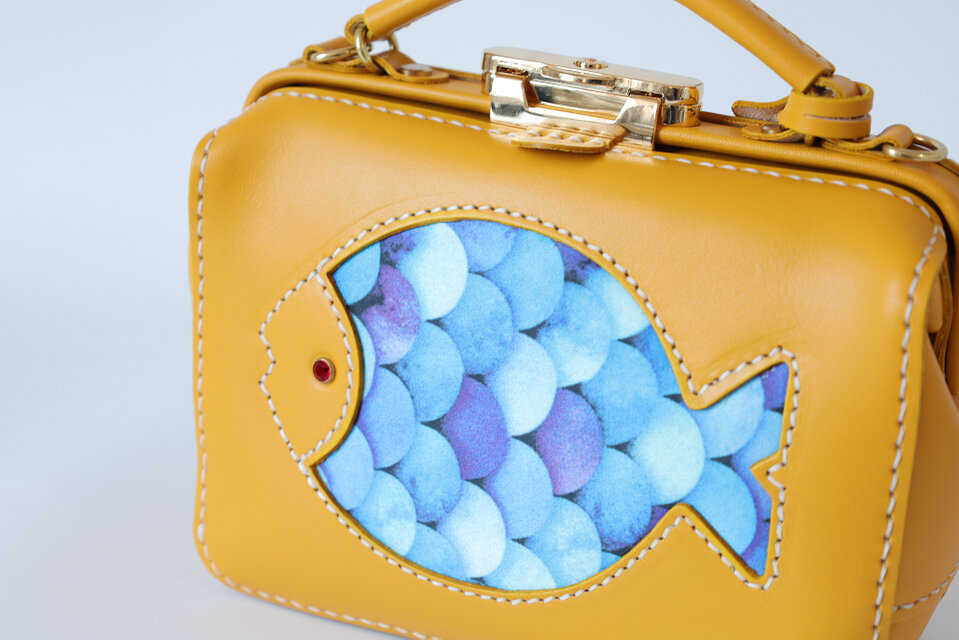 深海魚】がま口バッグ 本革手作りのレザーショルダーバッグ 総手縫い