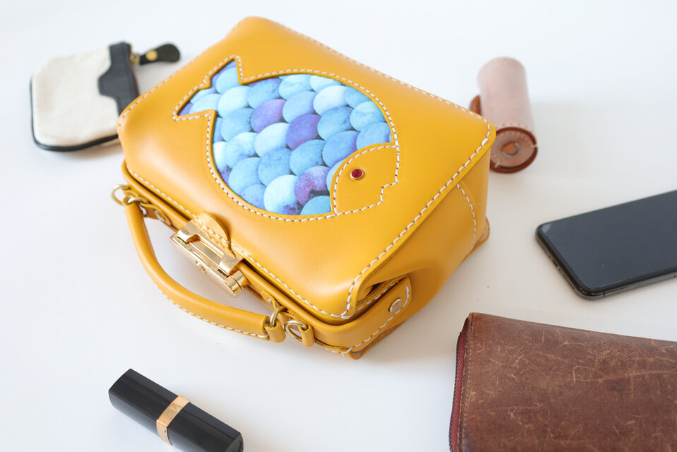 深海魚】がま口バッグ 本革手作りのレザーショルダーバッグ 総手縫い