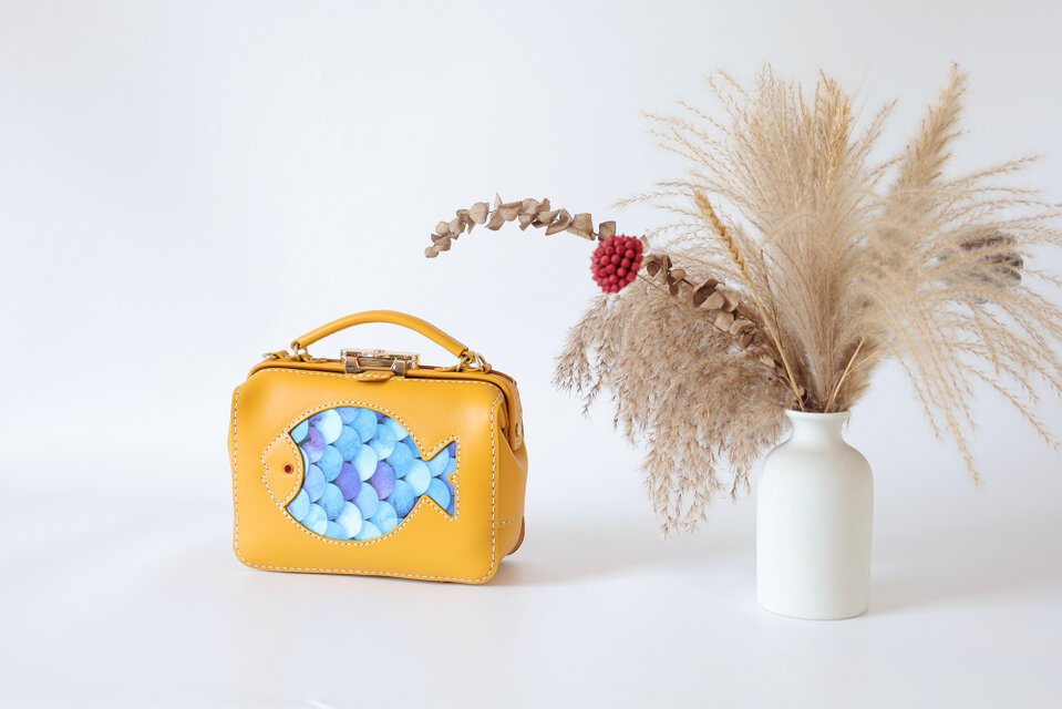 深海魚】がま口バッグ 本革手作りのレザーショルダーバッグ 総手縫い