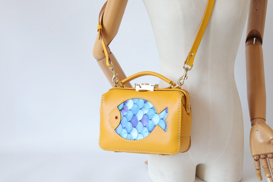 深海魚】がま口バッグ 本革手作りのレザーショルダーバッグ 総手縫い