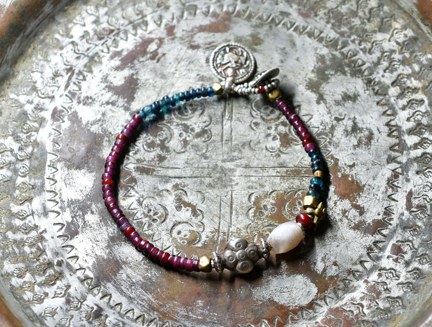 oldヒマーチャルシルバーと出土瑪瑙、葡萄色ホワイトハーツ、インディゴブルーmixビーズ、oldインドシルバーチャームのブレス