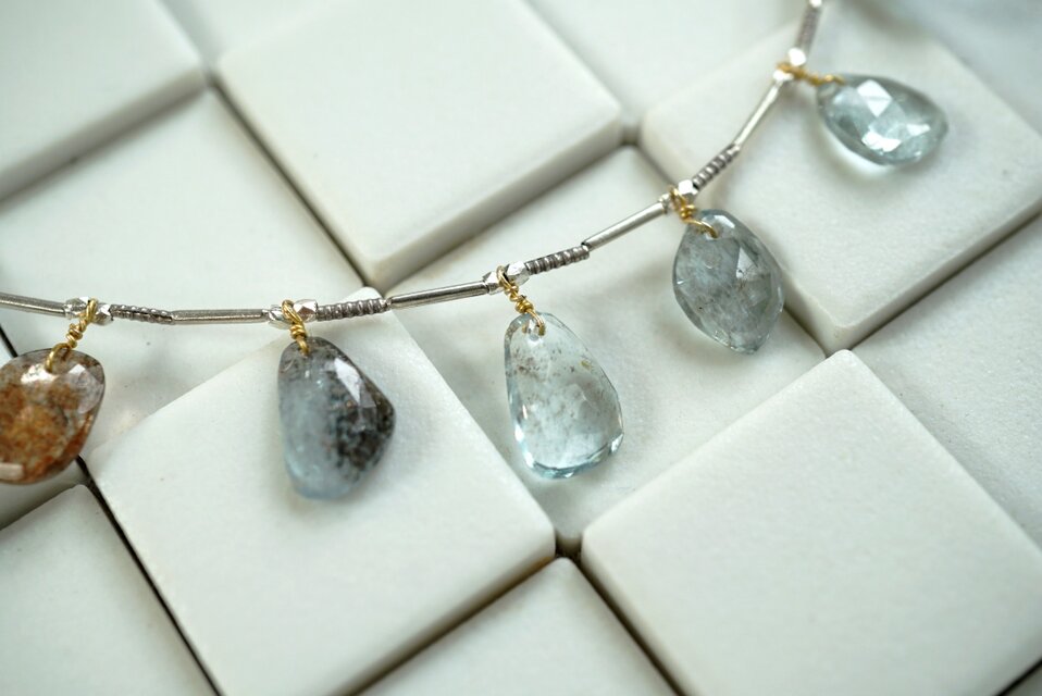 じゃらじゃらモスアクアマリンとアイオライトのネックレス