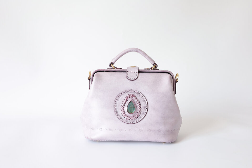 「天然石×革の組み合わせ」大容量 がま口 本革手作りのレザーショルダーバッグ ツイリースカーフ付 手染め / 総手縫い