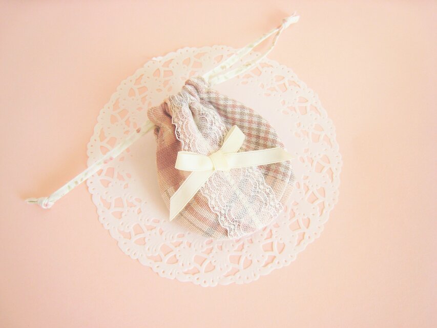 可愛いリボンとレースを付けたパッチワーク柄ミニ巾着袋（ピンク）