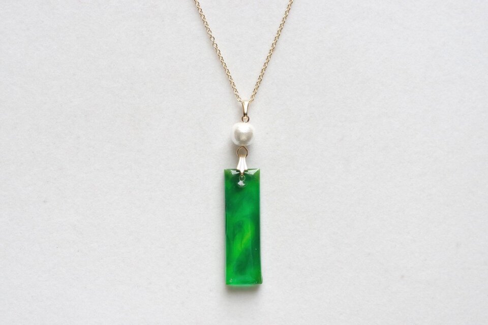 レジンアート　長方形のプレートとコットンパールのペンダント〈柔らかな祈り〉