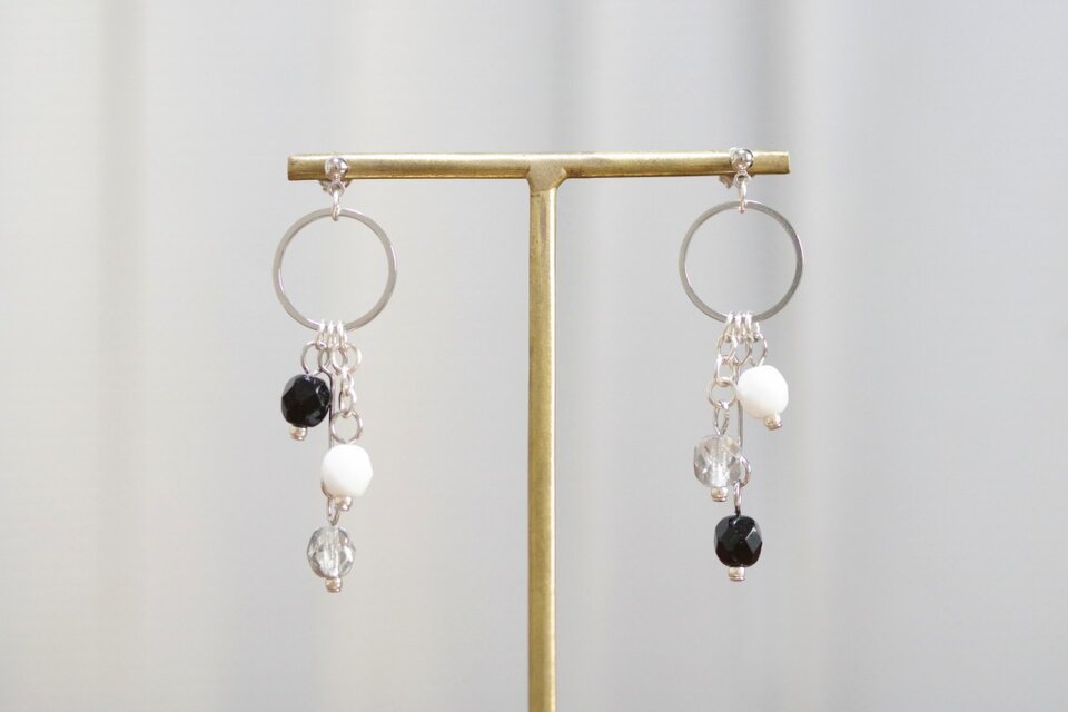 チェコビーズとリングパーツのピアス〈色のない世界〉